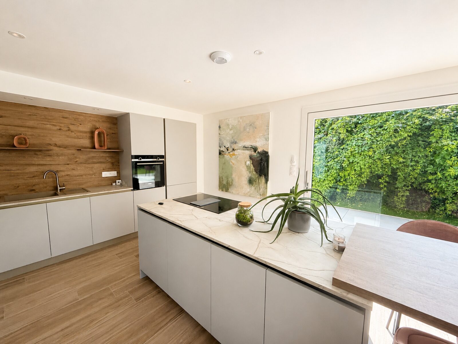 Cuisine avec îlot central, mur et sol carrelés, dans une maison à Rixheim