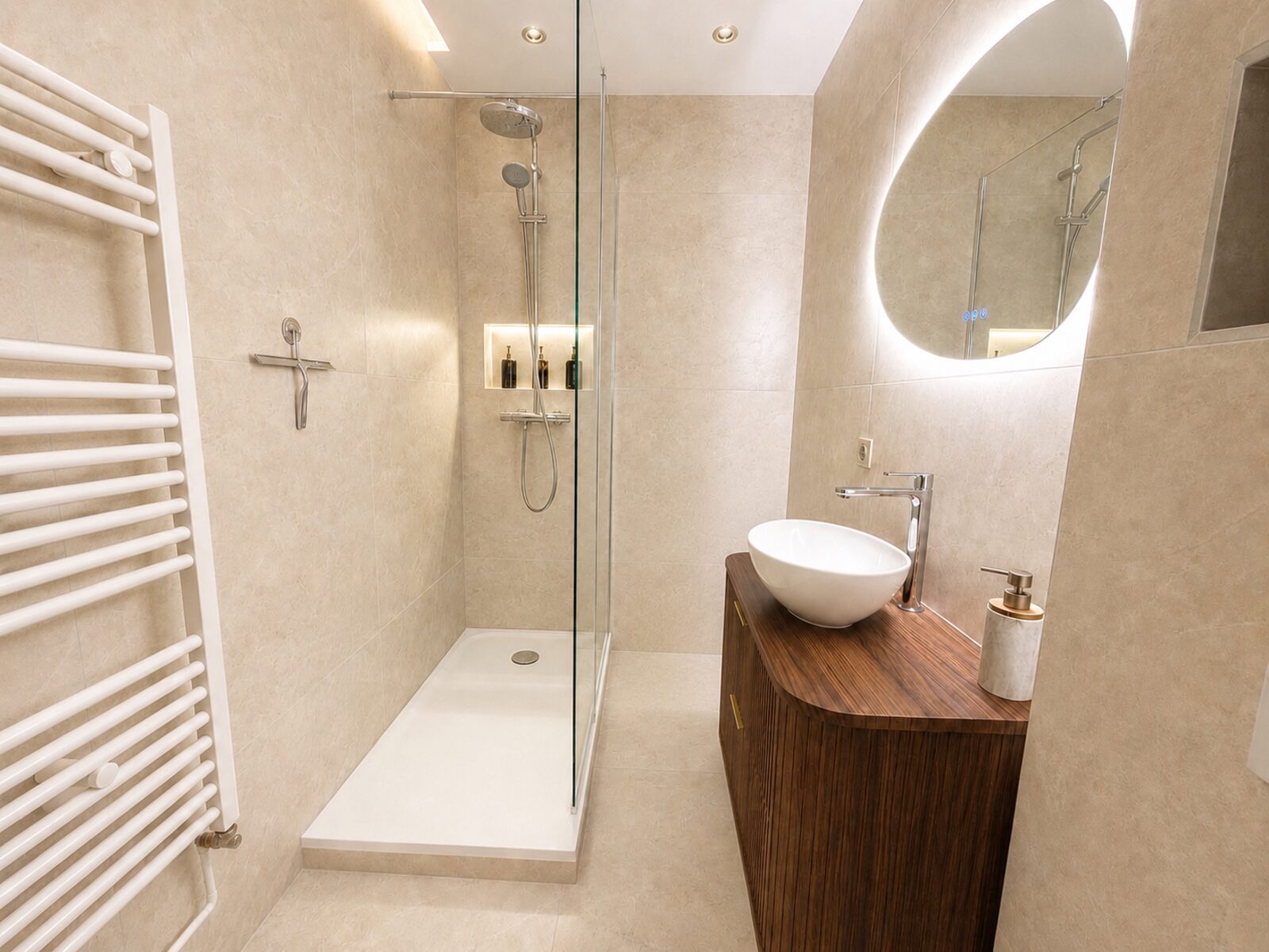 Salle de bain avec douche italienne